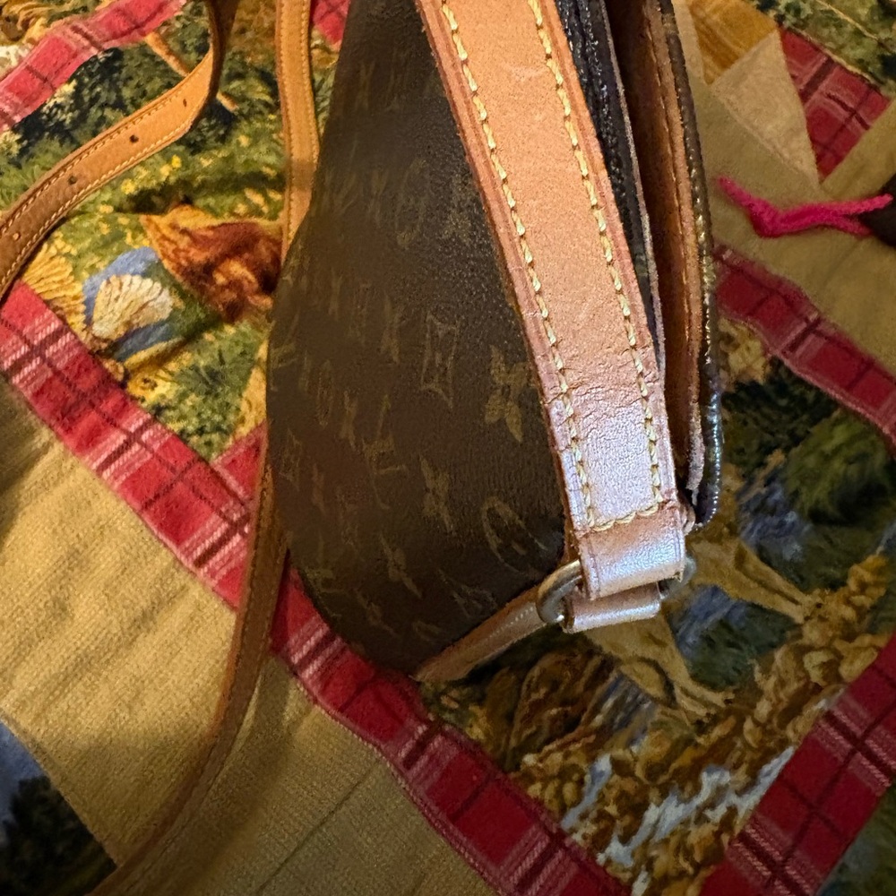 Louis Vuitton Monogram 23.75"
Height: 8.25"
Width: 10"
Depth: 4.25" - Picture 2 of 10
